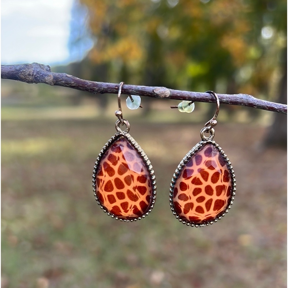 Giraffe-print faceted teardrop earrings